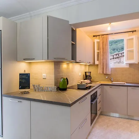 Spiros Holidays House شقة *