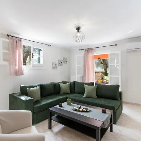 Spiros Holidays House *